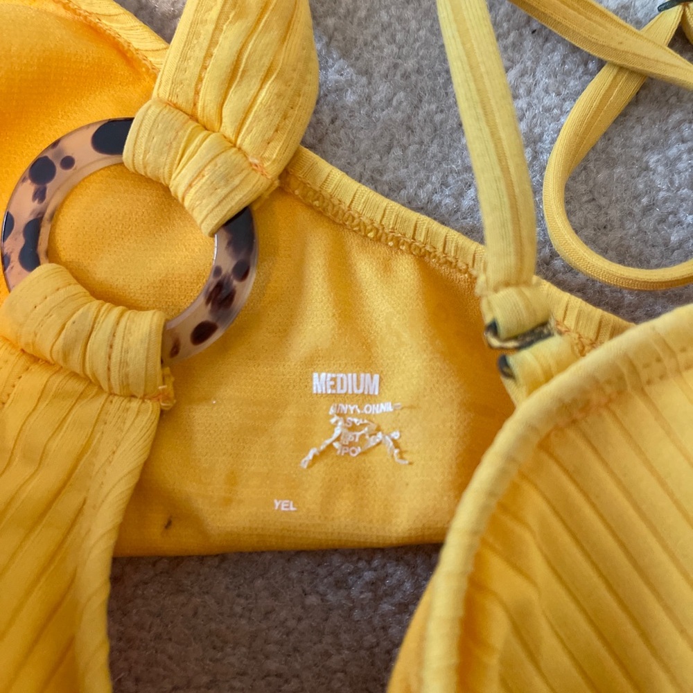 Yellow bikini - Picture 4 of 4